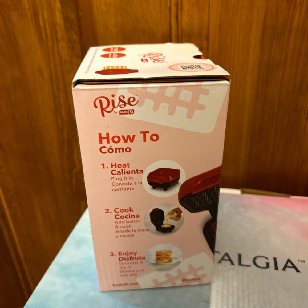 Rise!! Mini Waffle Maker - Picture 3 of 3
